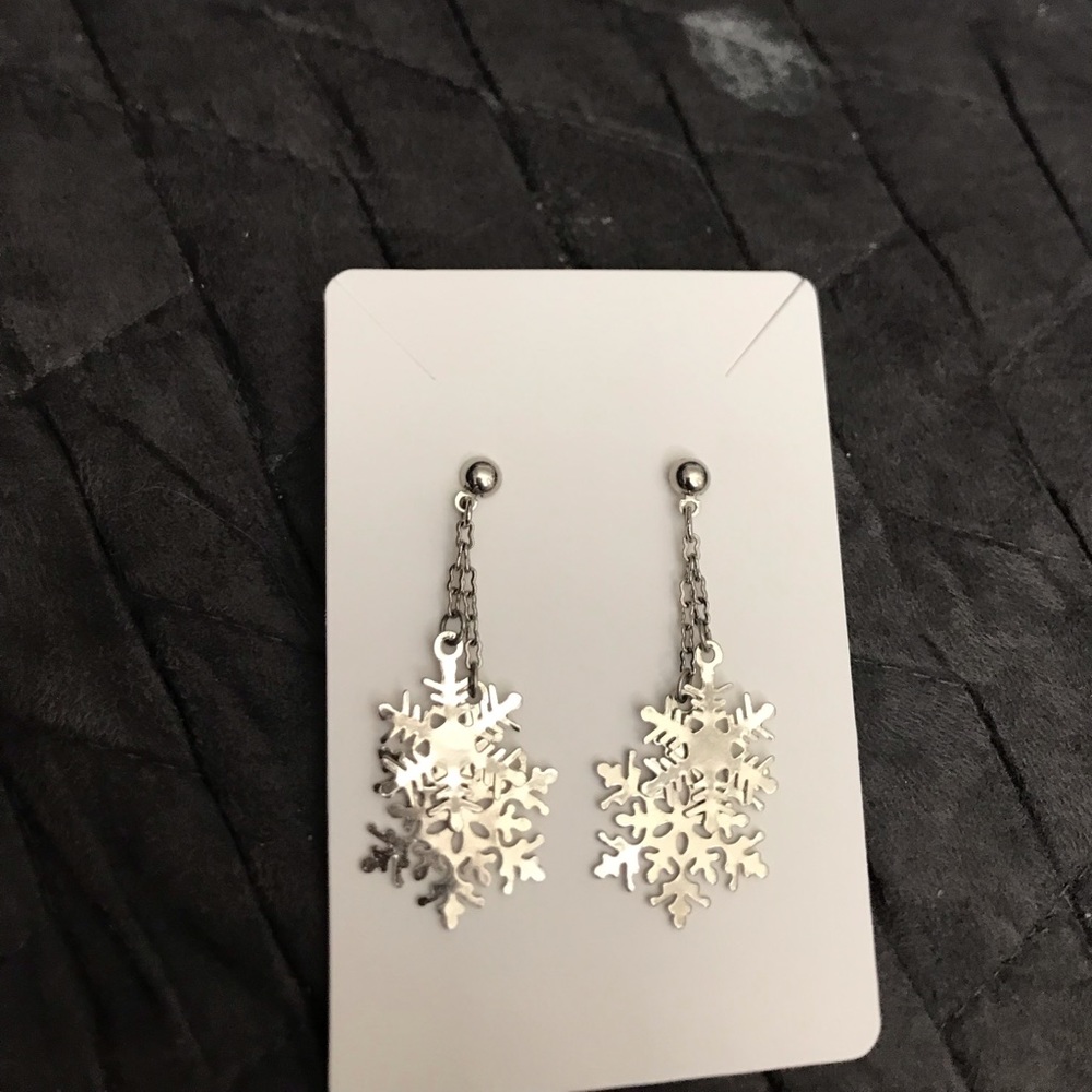 Snowflake shaped earrings